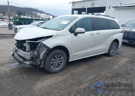 2021 Toyota Sienna Xle z USA, uszkodzony, nr VIN 5TDJSKFC6MS017612